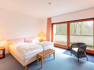 Un dormitorio con una cama grande y una ventana en Lavish Holiday Home in Fauvillers with Garden en Fauvillers