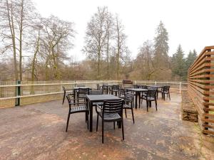 - une rangée de tables et de chaises sur la terrasse dans l'établissement Lavish Holiday Home in Fauvillers with Garden, à Fauvillers