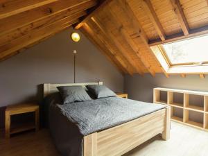AwenneにあるPerfect spot on the edge of a large woodの窓付きの部屋にベッド付きのベッドルーム1室があります。