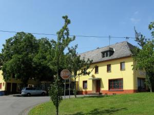 una señal de alto delante de una casa amarilla en Large group house beautifully located in Eifel, en Ammeldingen