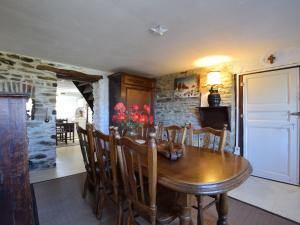 - une salle à manger avec une table et des chaises en bois dans l'établissement Beautiful and Authentic Cottage, à Houffalize