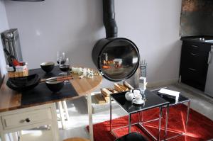 sala de estar con mesa y espejo en Casas Rurales Entre Babia y La Luna, en Villafeliz