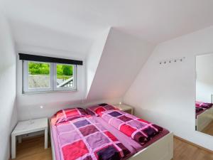 ヴィンターベルクにあるWell kept holiday home with terraceのベッドルーム1室(ピンクの掛け布団付きのベッド1台付)