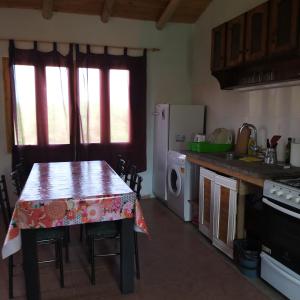 una cocina con una mesa con un paño. en Cabaña 508km en San Rafael