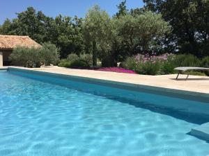 La alberca dentro o cerca de Modern holiday cottage with swimming pool and close to beautiful Saint Remy de Provence