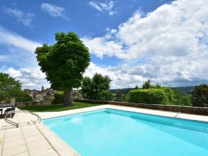 ベルベスにあるSumptuous Mansion in Belves with Poolの木を背景にしたスイミングプール