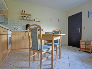uma cozinha com uma mesa e duas cadeiras em Apartment near the ski area in Diemelsee em Diemelsee