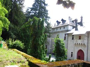 un gran castillo blanco con puerta roja en Cosy castle with pool, en Serrières-en-Chautagne