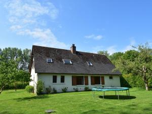 ein Haus mit einer Tischtennisplatte davor in der Unterkunft Spacious vacation home with garden in La Chapelle-sur-Dun