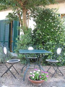 un tavolo con due sedie e un tavolo con fiori di Sincresis a Empoli