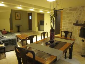 Posedenie v ubytovaní Villa in Giannoudi with Pool and Beach Nearby