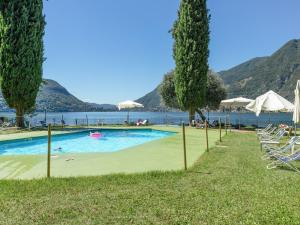 Piscina di Apartment in residence with terrace and beautiful view of the lake o nelle vicinanze
