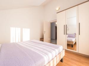 Postel nebo postele na pokoji v ubytování Spacious apartment with garden + 33 fotografií