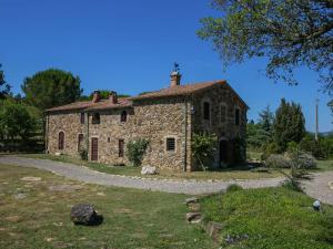 MonterotondoにあるBelvilla by OYO Claraの砂利道のある古い石造りの家