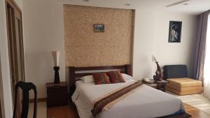 1 dormitorio con 1 cama y 1 silla en Apartments Garden view in Cliff Resort & Residences en Mui Ne