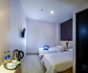 Postel nebo postele na pokoji v ubytování Cordela Hotel Medan