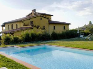 una gran piscina frente a una casa en Belvilla by OYO Podere Pulicciano Cantina, en Pian di Scò