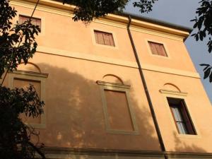 a building with windows on the side of it at Belvilla by OYO Villa Fiorita Tre in Romano D'Ezzelino