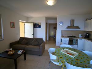 ein Wohnzimmer mit einem Sofa und einem Tisch in der Unterkunft Belvilla by OYO Bottone in Parghelia