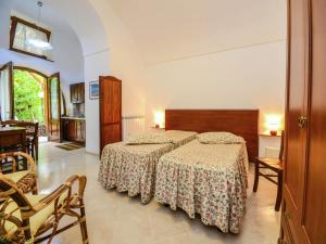 ソレントにあるApartment in a country house but near the centre of Sorrentoのベッド2台とキッチンが備わるホテルルームです。