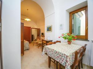 ソレントにあるApartment in a country house but near the centre of Sorrentoのダイニングルーム(花瓶付)