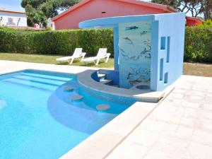 ヴィラモウラにあるSpacious Villa in Vilamoura with Barbecueの家の隣に噴水のあるスイミングプール