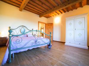 A bed or beds in a room at Tuscan Farmhouse in Castiglione di Garfagnana with Garden