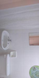 Habitación con baño con aseo y urinario. en Depto central, en Tandil