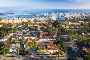 una vista aérea de una ciudad costera con puerto en Harbor House Inn, en Santa Bárbara