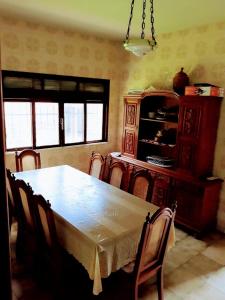 une salle à manger avec une table, des chaises, une table et une armoire dans l'établissement Casa para temporada em Cabo Frio, à Cabo Frio