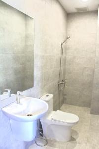 Phòng tắm tại MIDMOST Boutique Hostel