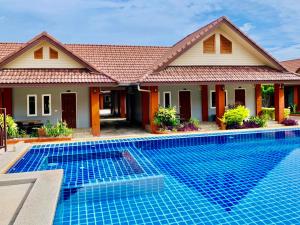 Bazén v ubytování Benwadee Resort Pattaya nebo v jeho okolí