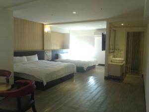 Katil atau katil-katil dalam bilik di Dengfeng Milan Business Hotel