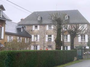 um grande edifício de tijolos com árvores em frente em Chateau de Savennes - Caveau de sabrage em Savennes