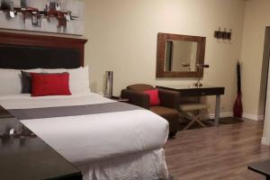 um quarto de hotel com uma cama grande e uma secretária em Business Traveler's Cozy Studio #21 by Amazing Property Rentals em Gatineau
