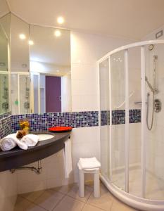 a bathroom with a shower, toilet, sink and tub at Holiday Inn Express Reggio Emilia, an IHG Hotel in Reggio Emilia