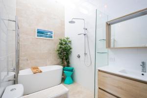 Un baño con inodoro, lavabo y ducha. en Blue River Apartments, en Wooli 83 fotos más