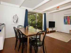 Nest I Pet Friendly I 2 Min Walk to Beach的电视和/或娱乐中心