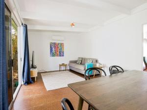 Nest I Pet Friendly I 2 Min Walk to Beach的休息区