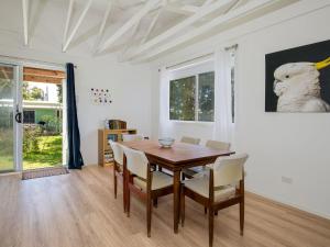 克拉龙Nest I Pet Friendly I 2 Min Walk to Beach的配有木桌椅的餐厅