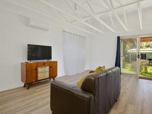 克拉龙Nest I Pet Friendly I 2 Min Walk to Beach的配有沙发和平板电视的客厅