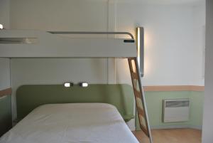 Postel nebo postele na pokoji v ubytování ibis budget Chambéry Sud Challes Les Eaux