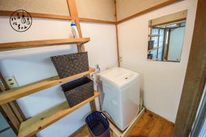 逗子市にあるベーグル屋企画の民泊 ハルちゃん l Guest House Produced By Haruchan Bagel Shop 制限有り無料駐車場付きの小さなランドリールーム(洗濯機、乾燥機付) +23枚の写真