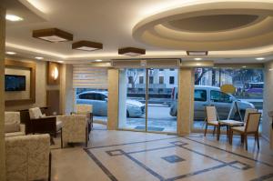 a lobby with chairs and tables in a building at Otel Mutevelli in Kastamonu