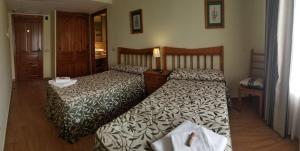 Postel nebo postele na pokoji v ubytování posada trastamara + 2 fotografie