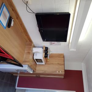 TV a/nebo společenská místnost v ubytování Motel Lodge