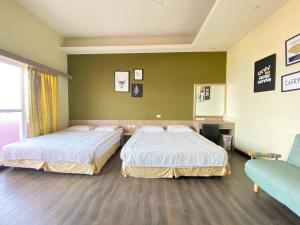 a bedroom with two beds and a couch at I WoW in Xiaoliuqiu