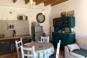 Gîte de Ker Val في Étauliers: غرفة معيشة مع طاولة ومطبخ
