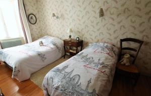 Saint-Mary-le-PlainにあるLa Maison des Chatsのベッドルーム1室(ベッド2台、テディベア付)