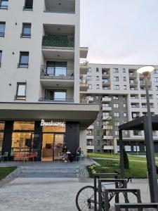 una bicicleta estacionada frente a un edificio en Cliché Luxury Apartment, en Brasov